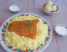 1. En primer lugar, debemos lavar bien la coliflor para eliminar las impurezas que pueda mantener 2. Picamos la coliflor en ramilletes y procedemos a rallarla por completo 3. Ahora cogemos el salmón para pintarlo con aceite por ambos lados y lo colocamos dentro de una fuente de horno con la piel hacia abajo 4. A continuación, cogemos un cuenco para mezclar todas las especias hasta lograr que se integren 5. Cuando tengamos una mezcla consistente de especias, añadiremos todo al salmón hasta que quede bien impregnado 6. Exprimimos el zumo del limón sobre todo el salmón y salpimentamos al gusto 7. Llevamos el salmón al horno previamente calentado a 180 grados y dejamos cocinar durante 15 minutos 8. Mientras el salmón se cocina, procedemos a colocar la coliflor en una sartén a fuego medio con el azafrán 9. Cuando la coliflor coja un color amarillento la retiramos del fuego para que se repose 10. Ahora mezclamos en un cuenco aparte el yogur y el sumac hasta compactar 11. Cuando el salmón esté listo, lo servimos sobre una cama de coliflor cocida y bañamos con un poco de la salsa.