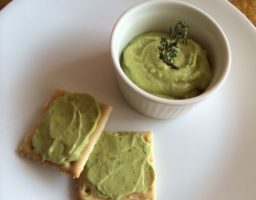 Paté de aguacate con queso