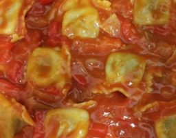 Raviolis de setas con salsa de tomate