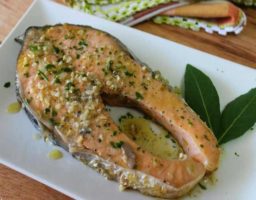 Salmón al ajillo
