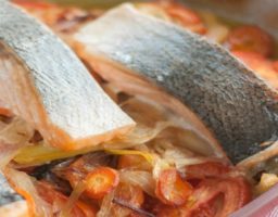 Salmón al horno con verduras