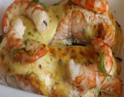 Salmón al horno patatas y gambas