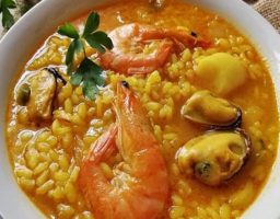 Sopa de arroz con marisco