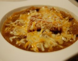 Sopa de cebolla con caldo de pollo