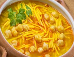 Sopa de garbanzos y fideos