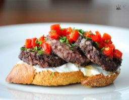 Tostada de morcilla y pimientos