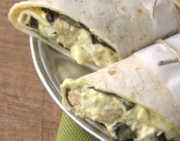 Wrap de hummus y aguacate