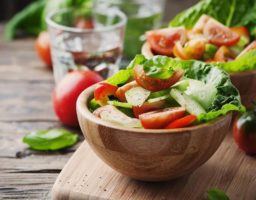 Ensalada de Lechuga y Tomate con Aderezo Chino