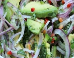 Ensalada de aguacate y cebolla