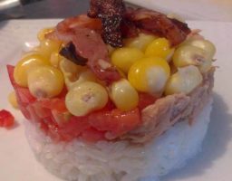 Ensalada de arroz con atún y tocineta