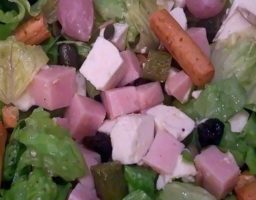 Ensalada de lechuga con encurtidos