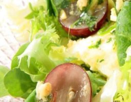 Ensalada de lechuga con queso mozzarella