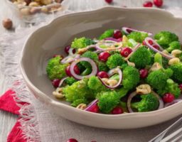 Receta de Ensalada de brócoli y cebolla morada