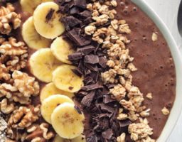 Smoothie bowl de chocolate y plátano