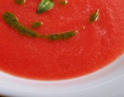 Sopa de tomate y sandía
