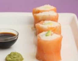 Sushi de salmón y aguacate