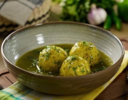 Albóndigas de pollo en salsa verde