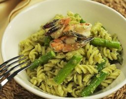 Fusilli al pesto con camarones