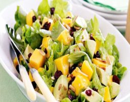 Ensalada de Lechuga con Mango y Almendras