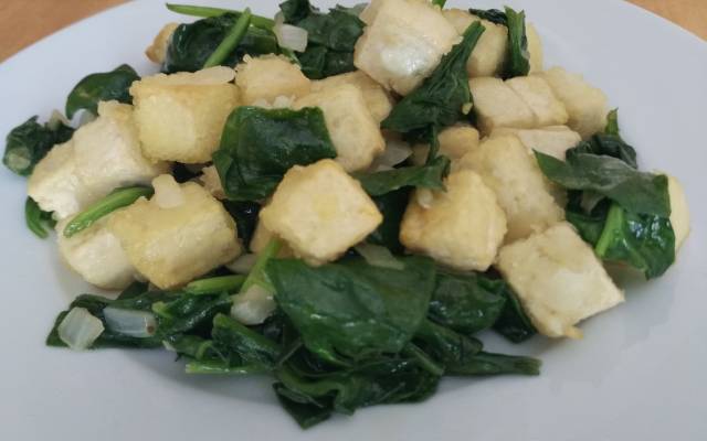 Tofu con espinacas